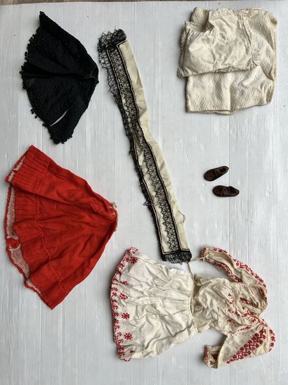 Doll trousseau contained in a travel trunk,...