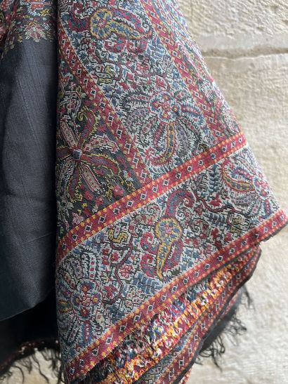 Long cashmere shawl, second third of the...