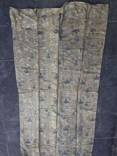 Part of a piece of furniture or a bed linen...