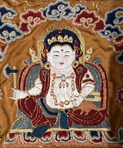 CHINE
Broderie sur soie représentant un bouddha...