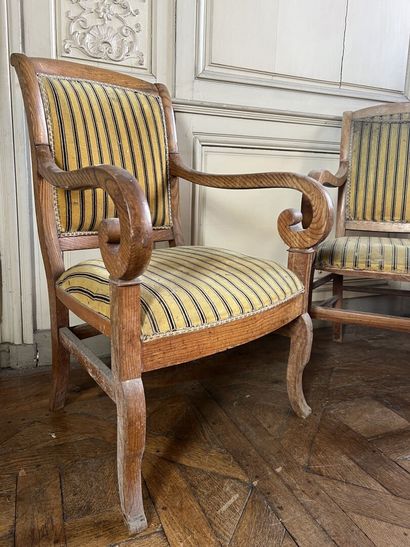 Two walnut armchairs, Restoration period.
Armrests...