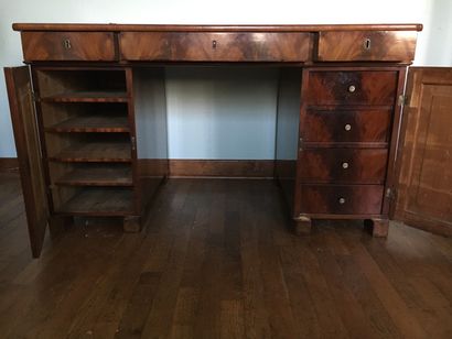 Flat desk in mahogany and mahogany veneer,...