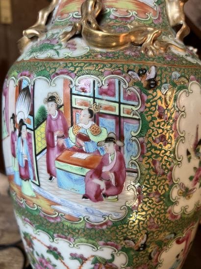 CANTON, fin XIXe
Paire de vases en porcelaine...