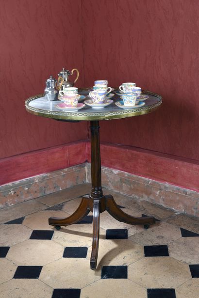 Mahogany and mahogany veneer pedestal table,...