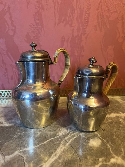 TABURET BOIN poinçon Minerve
Deux cafetières...