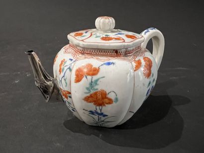 JAPON, XVIIe siècle
Petite théière en porcelaine...