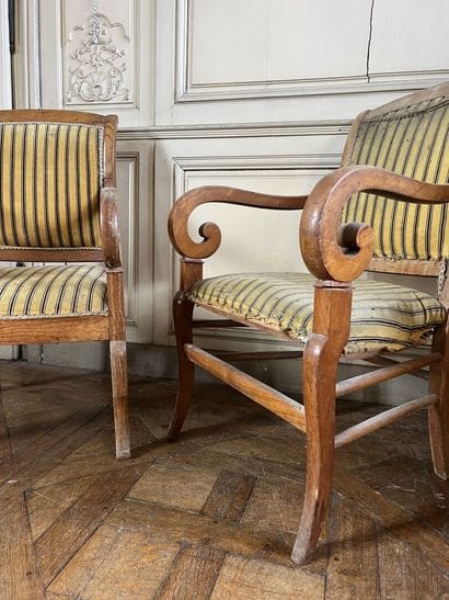 Two walnut armchairs, Restoration period.
Armrests...