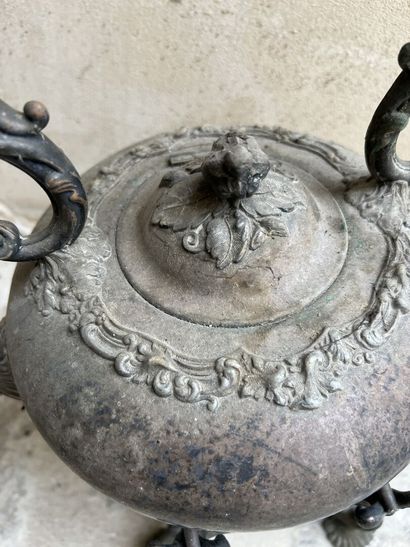 Théière et son réchaud, XIXème siècle

On...