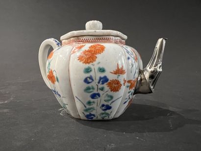 JAPON, XVIIe siècle
Petite théière en porcelaine...