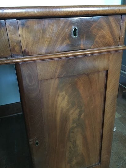 Flat desk in mahogany and mahogany veneer,...