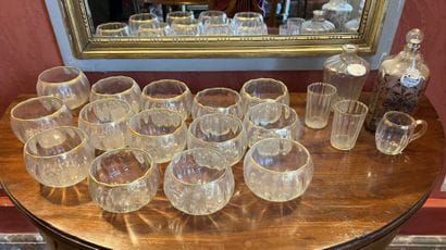 Suite de quatorze rince-doigts en verre,...