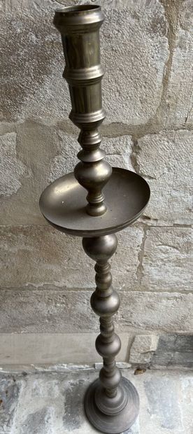 Large brass candle stick, 19th century
H....
