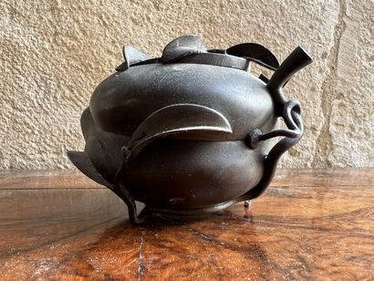 CHINE, XIXe 
Brûle parfum en bronze à décor...