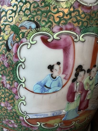 CANTON, fin XIXe
Paire de vases en porcelaine...