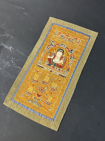 CHINE
Broderie sur soie représentant un bouddha...