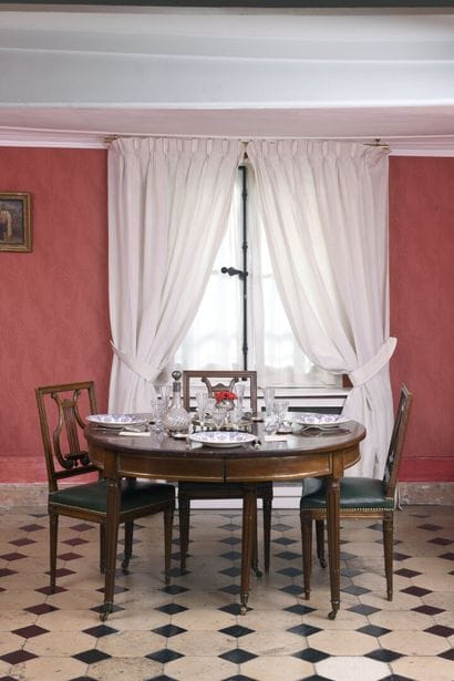 Mahogany and mahogany veneer dining table...