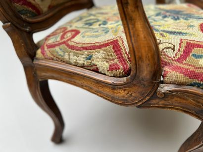 Paire de fauteuils à châssis en bois fruitier...