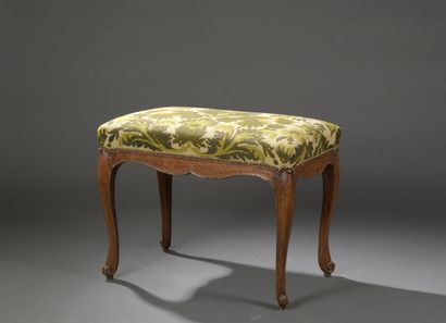 Grand tabouret en hêtre mouluré et sculpté,...
