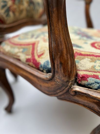 Paire de fauteuils à châssis en bois fruitier...