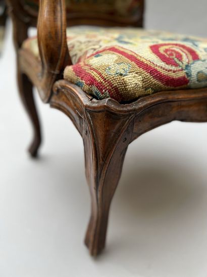 Paire de fauteuils à châssis en bois fruitier...