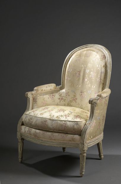 Bergère cabriolet en bois mouluré et sculpté...