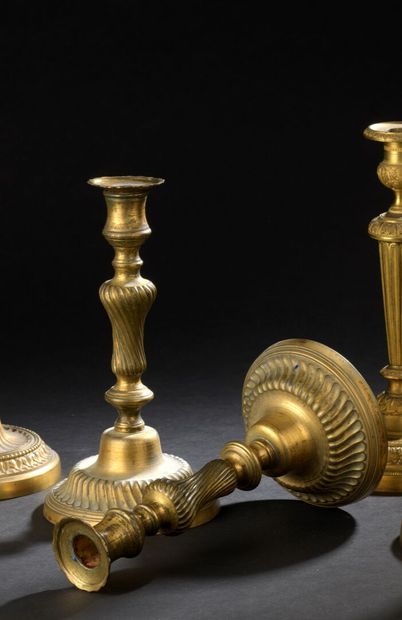 Paire de bougeoirs en bronze ciselé et doré,...