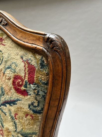 Paire de fauteuils à châssis en bois fruitier...