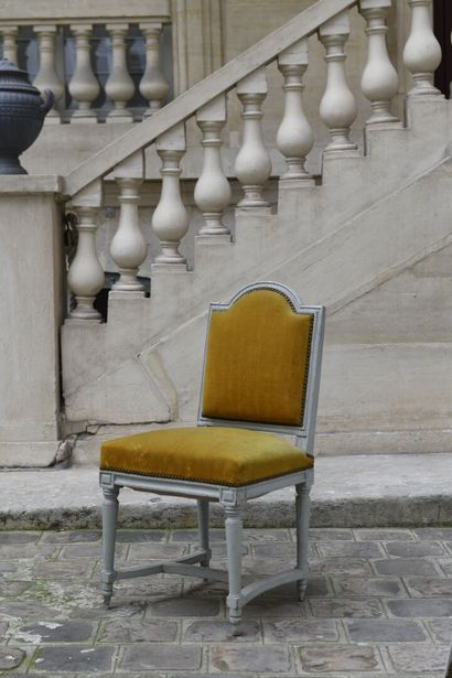 Chaise en bois mouluré et sculptée estampillée
...