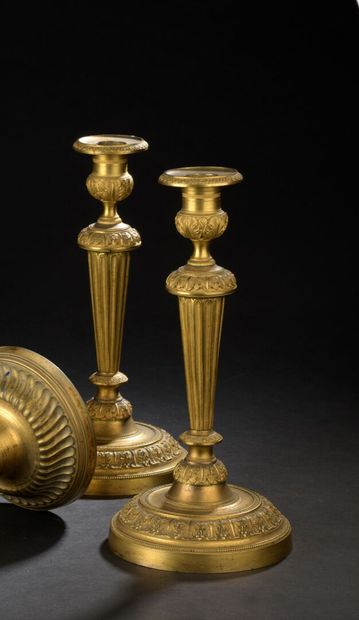 Paire de bougeoirs en bronze ciselé et doré...