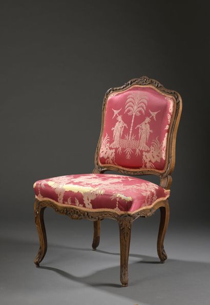 Grande chaise en bois mouluré et sculpté...
