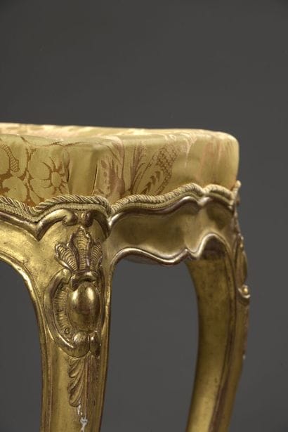 Tabouret en bois mouluré et sculpté estampillé...