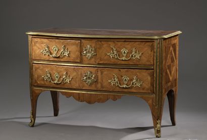 Commode en placage de bois de violette attribuée...
