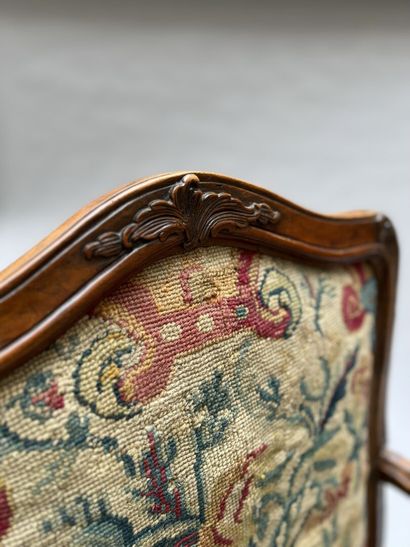 Paire de fauteuils à châssis en bois fruitier...