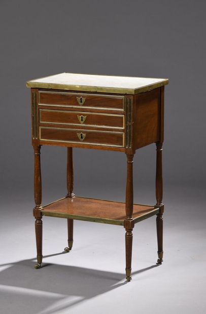 Petite table de salon en acajou et placage...