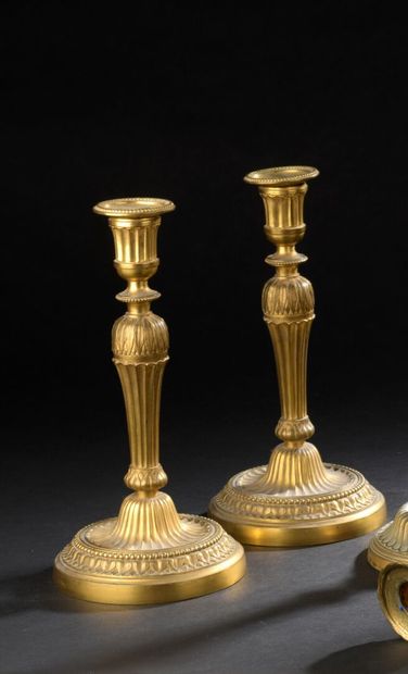 Paire de bougeoirs en bronze ciselé et doré,...