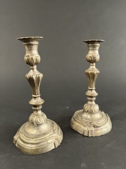 Paire de bougeoirs en métal plaqué d'argent...