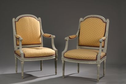 Paire de fauteuils en bois mouluré et sculpté...