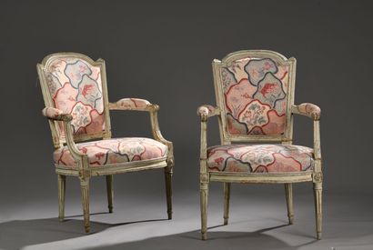 Paire de fauteuils en bois mouluré et sculpté...
