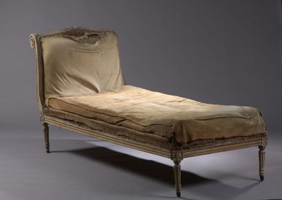 Méridienne en bois mouluré et sculpté estampillée...