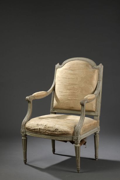 Fauteuil en bois mouluré et sculpté estampillé...