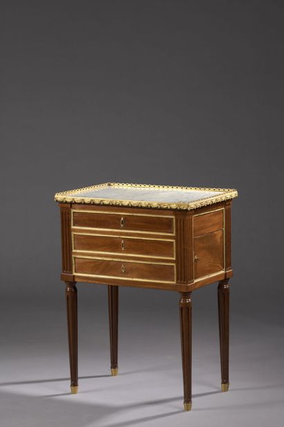 Petite table travailleuse en acajou et placage...