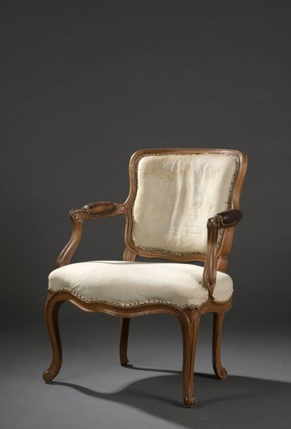 Fauteuil cabriolet en bois mouluré estampillé...