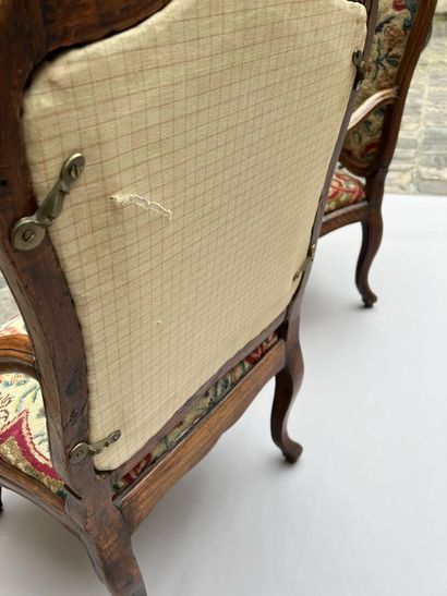 Paire de fauteuils à châssis en bois fruitier...