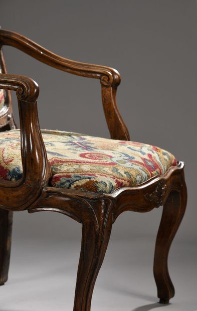 Paire de fauteuils à châssis en bois fruitier...