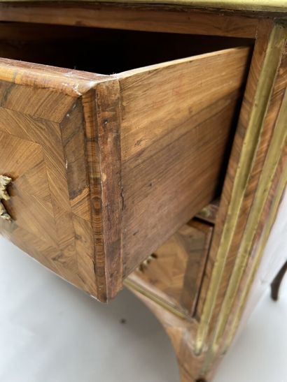 Commode en placage de bois de violette attribuée...
