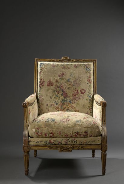 Large bergère en bois mouluré et sculpté...