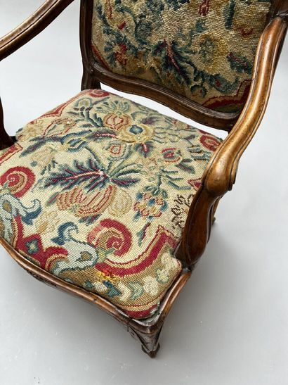 Paire de fauteuils à châssis en bois fruitier...