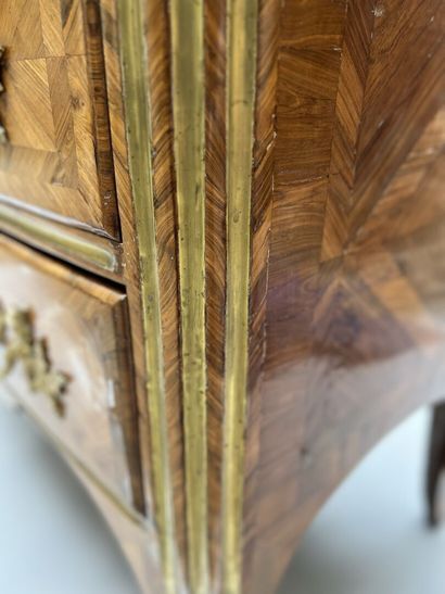Commode en placage de bois de violette attribuée...