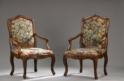 Paire de fauteuils à châssis en bois fruitier...