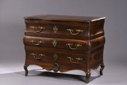 Commode en noyer mouluré et sculpté d'époque...